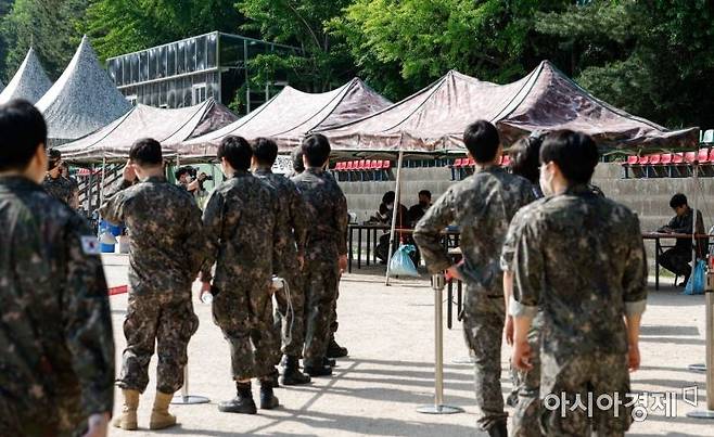 서울 서초구 과학화예비군훈련장을 찾은 예비군이 훈련에 앞서 대기하고 있다. 강진형 기자aymsdream@