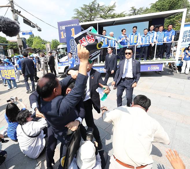 25일 정청래 더불어민주당 총괄상임선대위원장이 전북 전주시 전북대학교 구정문 앞에서 열린 집중유세에 참석해 민주당 후보 지지를 호소하던 중 한 남성이 "정청래 아웃＂이라고 외치며 뛰어들자 경호원들이 제지하고 있다. /뉴스1