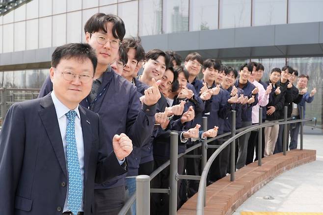 부산시설공단 이성림 이사장(왼쪽 첫번째)과 직원들이 부산콘서트홀 시설을 둘러본 뒤 콘서트홀 앞에서 기념촬영하고 있다. 부산시설공단 제공