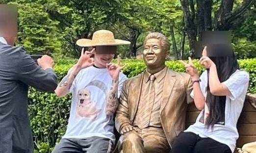 조수진 노무현재단 이사가 23일 열린 노무현 전 대통령 17주기 추도식에 일간베스트 이용자로 추정되는 방문객이 조롱성 행동을 하며 사진을 찍었다고 주장했다. 조수진 노무현재단 이사 페이스북 갈무리