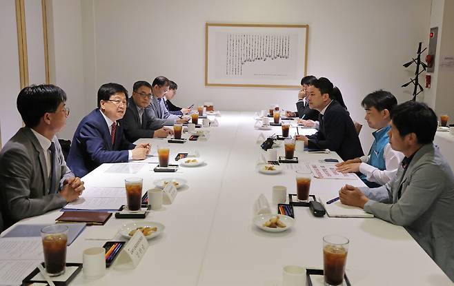최교진 교육부 장관이 지난 21일 현장체험학습 지원 방안 논의를 위한 교원단체 간담회에서 인사말을 하고 있다. 연합뉴스