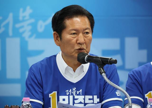 정청래 더불어민주당 총괄상임선거대책위원장이 25일 전북 정읍시 이학수 정읍시장 후보 선거사무소에서 열린 중앙선거대책위원회 회의에서 발언하고 있다. 연합뉴스