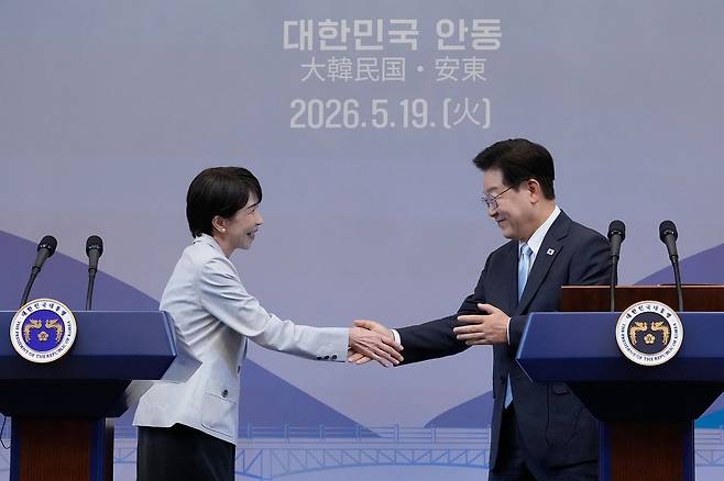 이재명 대통령과 다카이치 사나에 일본 총리가 지난 19일 공동 기자회견을 마친 뒤 악수하고 있다. [AP=연합뉴스]