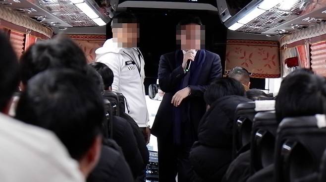 2023년 11월 27일 한신대 국제교류원 교직원과 우즈베키스탄 통역인이 병점역 인근에서 학생들에게 출국해야 하는 사유를 설명하고 있는 모습. 사진 제보자