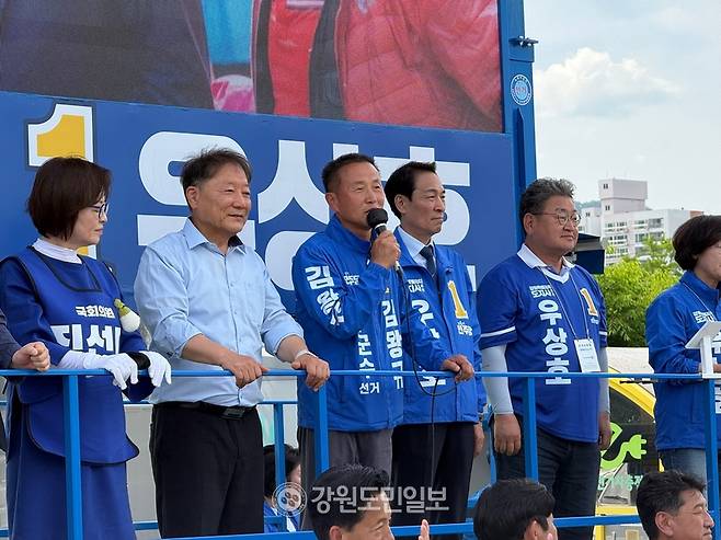 ▲ 더불어민주당 김왕규 양구군수 후보가 25일 양구 5일장터 앞에서 열린 합동유세에서 지지를 호소하고 있다. 박재혁 기자