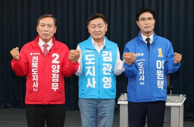 6·3 지방선거에 출마한 전북지사 후보들이 지난 19일 JTV 전주방송에서 열린 토론회에 앞서 기념촬영을 하고 있다. 왼쪽부터 양정무 국민의힘 후보, 김관영 무소속 후보, 이원택 더불어민주당 후보. 연합뉴스