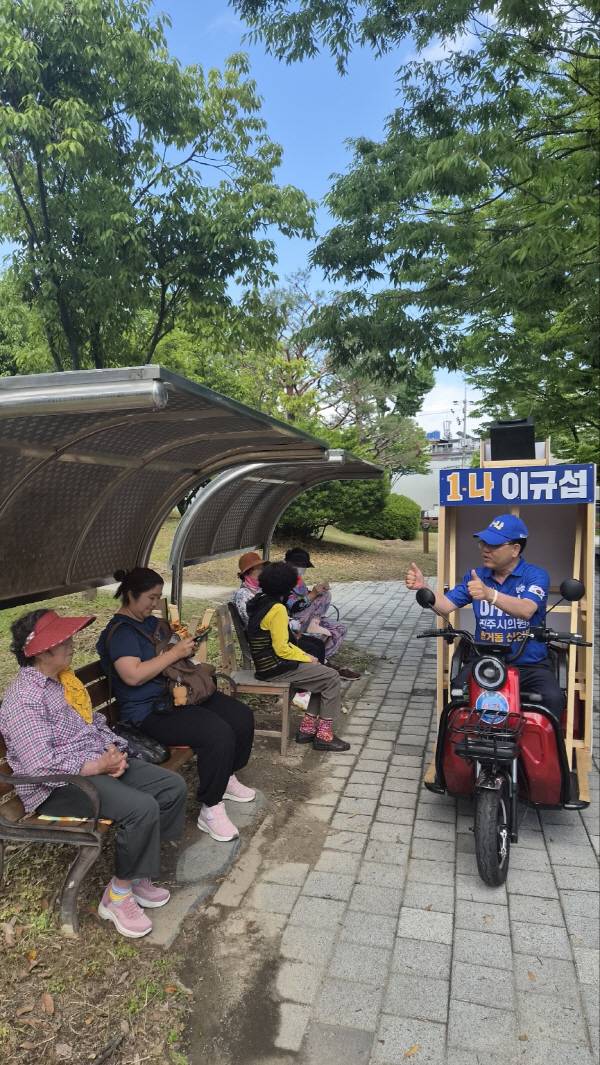 진주시의원 다 선거구에 출마한 이규섭 더불어민주당 후보가 전기자전거를 타고 선거운동을 하고 있다.