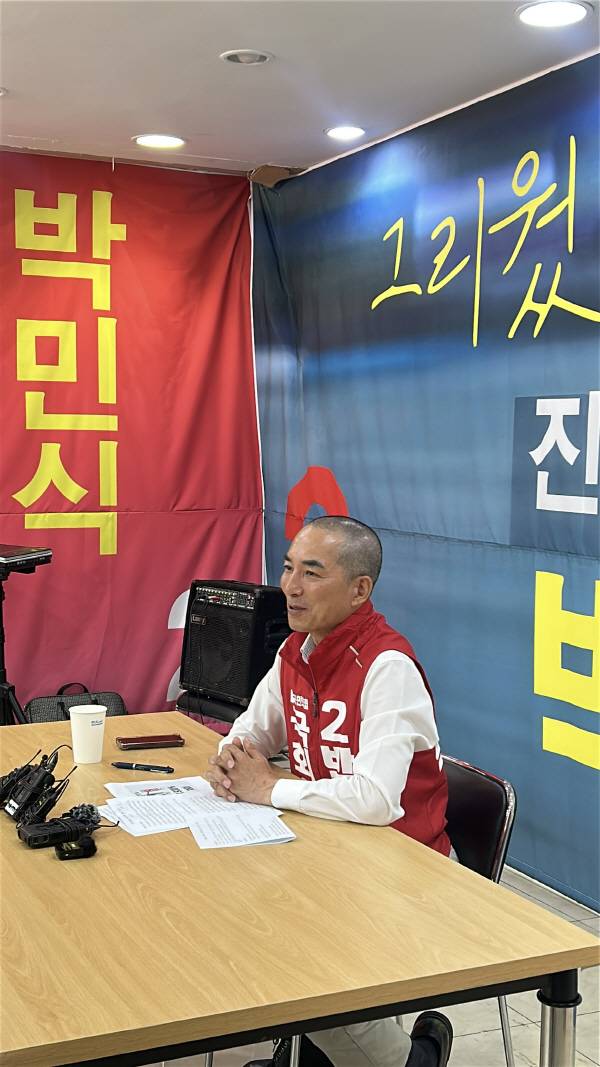 국민의힘 박민식 부산 북갑 국회의원 후보는 25일 부산 북구 선거사무소에서 기자회견을 하고 있다. 박 후보 캠프 제공