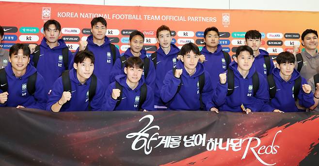 2026 FIFA 북중미 월드컵에 나서는 대한민국 축구 국가대표팀이 지난 18일 오후 인천국제공항 제2터미널에서 사전 캠프가 차려지는 미국 유타주 솔트레이크시티로 출국 전 선전을 다짐하며 파이팅을 외치고 있다. [뉴스1]