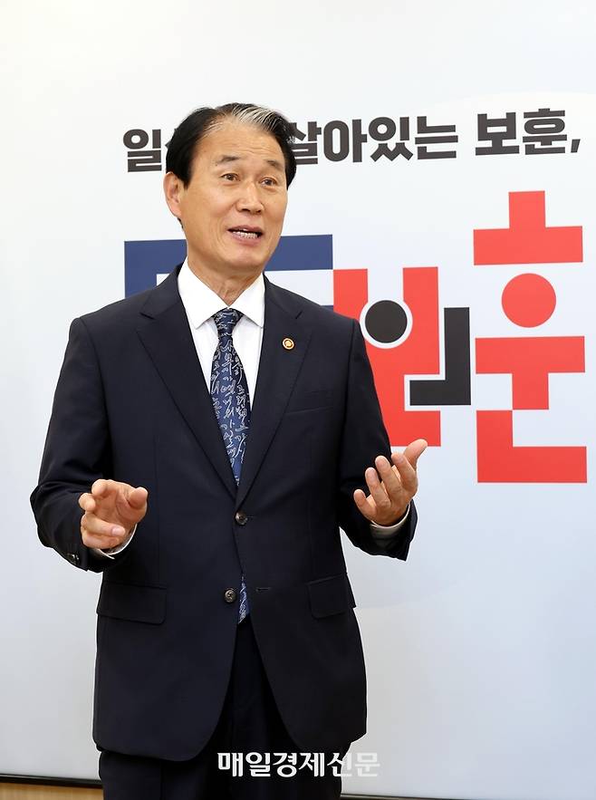 권오을 국가보훈부 장관이 서울 용산 서울지방보훈청에서 지난 21일 매일경제신문 김재훈기자