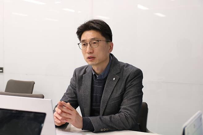 박준상 동국제약 중앙연구소장이 매경과 인터뷰하면서 자사의 ‘마이크로스피어’ 기술력에 대해 설명하고 있다. 지난 40년 간 이 기술로 미국 식품의약국(FDA) 허가를 받은 마이크로스피어 의약품은 14개에 불과할 정도로 기술 장벽이 높다. [사진=동국제약]