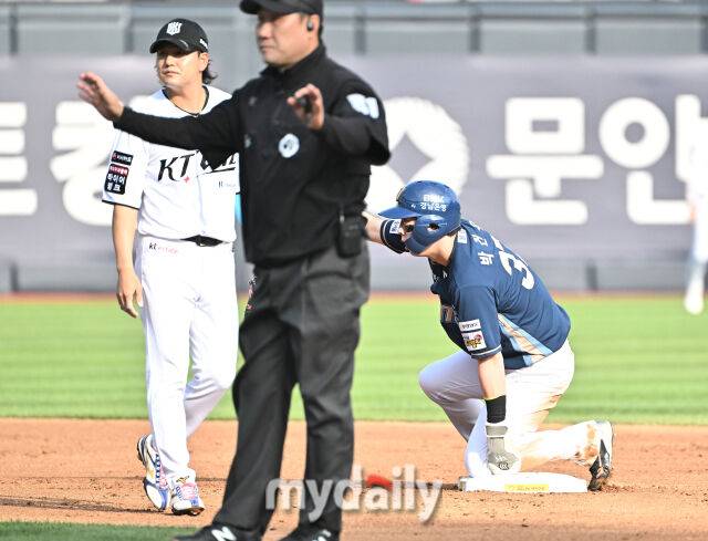 23일 오후 경기도 수원시 조원동 수원KT위즈파크에서 진행된 '2026 프로야구 KBO리그' KT위즈와 NC다이노스의 경기. NC 박건우가 2회초 무사 1루서 폭투에 2루로 들어가고 있다./마이데일리