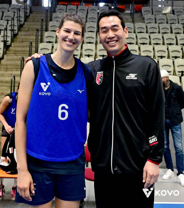 2026-2027시즌 외국인선수 트라이아웃 현장에서 만나 기념사진을 찍은 빈야 부키리치(사진 왼쪽)와 고희진 정관장 감독./KOVO 제공