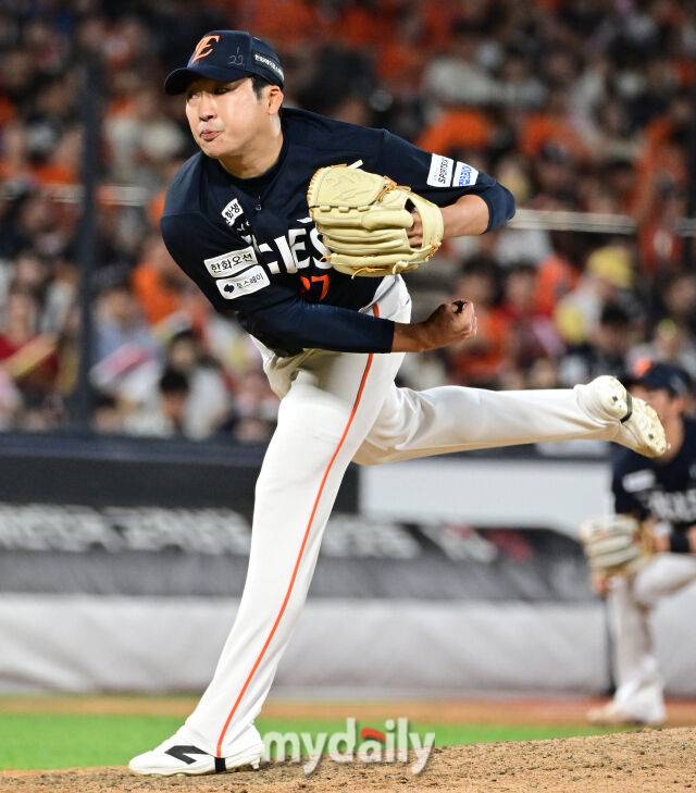 2026년 5월 15일 오후 경기도 수원KT위즈파크에서 열린 '2026 신한 SOL KBO리그' 한화 이글스와 KT 위즈의 경기. 한화 이민우가 7회말 구원등판해 역투하고 있다./마이데일리