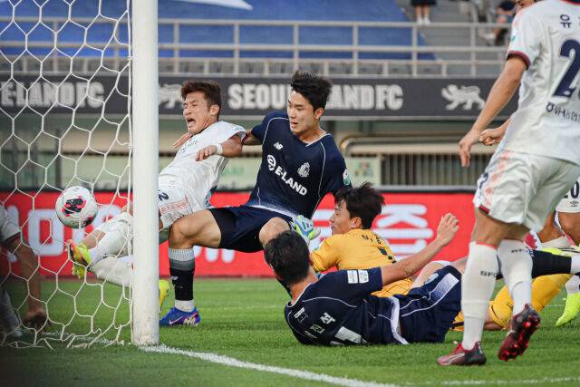 서울 이랜드가 24일 목동종합운동장에서 열린 성남FC와의 13라운드 홈 경기에서 3-1로 승리했다. 전반 23분 박재용(중앙)이 선제골을 넣고 있다./서울 이랜드 제공