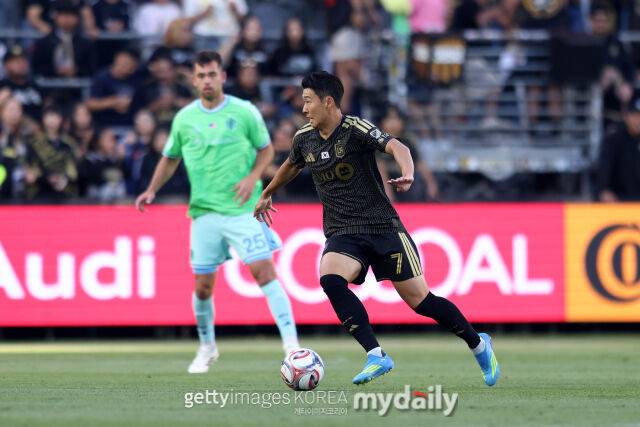 LAFC의 손흥민이 2026년 5월 미국 LA에서 열린 시애틀과의 2026시즌 MLS 경기에서 드리블을 하고 있다./게티이미지코리아