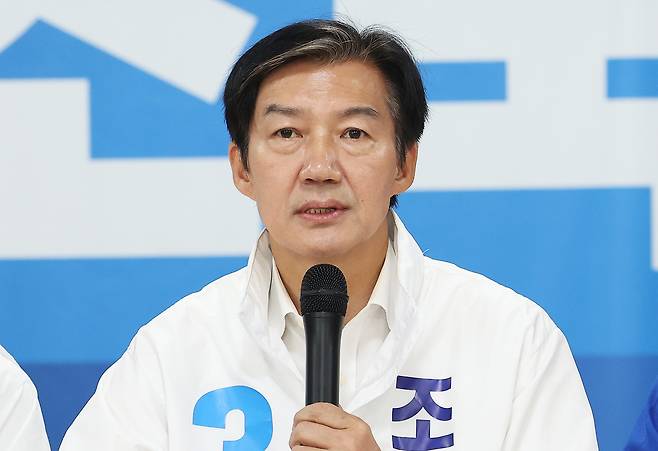 경기 평택을 국회의원 재선거에 출마한 조국 조국혁신당 후보 겸 상임선거대책위원장이 25일 경기도 평택시 선거사무소에서 열린 중앙선거대책위원회 회의에서 발언하고 있다. [연합]