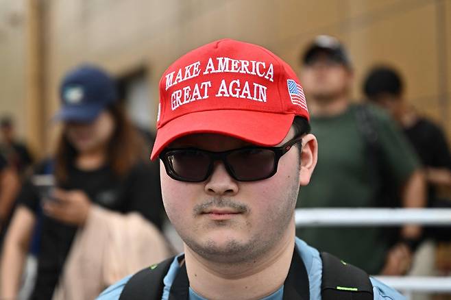 트럼프 대통령의 지지자가 MAGA 모자를 쓰고 있다. [AFP]
