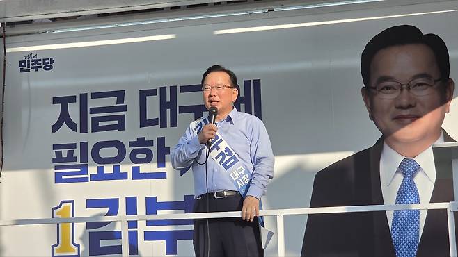 김부겸 더불어민주당 대구시장 후보가 25일 오후 대구 달서구 도원네거리에서 유세 차량 위에 올라 특유의 낮고 굵은 목소리로 대구 경제 회복 등을 강조하며 지지를 호소하고 있다.[사진=김병진 기자]