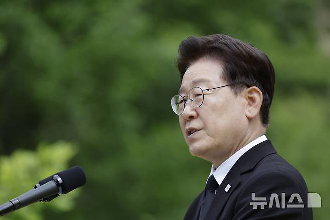[김해=뉴시스] 최동준 기자 = 이재명 대통령이 23일 경남 김해시 봉하마을에서 열린 노무현 전 대통령 서거 17주기 추도식에서 추도사를 하고 있다. 2026.05.23. photocdj@newsis.com