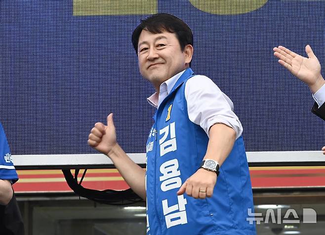 [평택=뉴시스] 김종택기자 = 경기 평택을 국회의원 재선거에 출마한 김용남 더불어민주당  후보가 지난 21일 경기 평택시 안중읍 안중시장에서 열린 공식선거운동 출정식에서 지지를 호소하고 있다. 2026.05.21. jtk@newsis.com