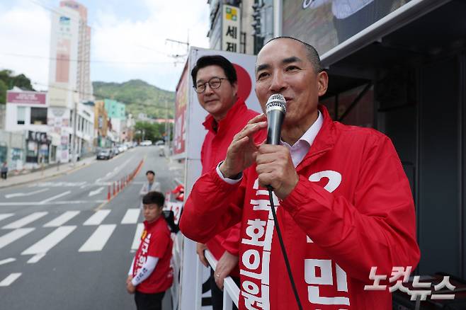 박민식 국민의힘 부산 북구갑 국회의원 보궐선거 후보가 22일 부산 북구 신만덕교차로 일대에서 지지를 호소하고 있다. 부산=류영주 기자
