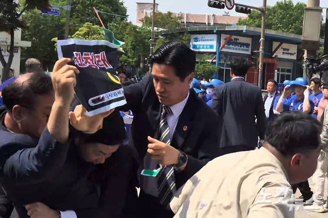 정청래사당화저지범도민대책위'의 한 회원이 이날 유세차 앞에서 "정청래 아웃"을 외치다 민주당 사설 경호원에 의해 저지당하고 있다. 송승민 기자