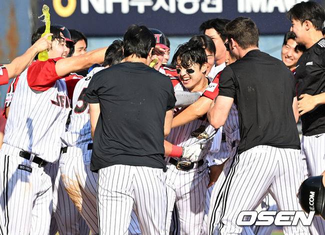 [OSEN=잠실, 이대선 기자] 프로야구 LG 트윈스가 키움 히어로즈 상대로 극적인 끝내기 승리를 거뒀다.  LG는 24일 서울 잠실구장에서 열린 2026 KBO리그 키움과 경기에서 6-4 끝내기로 승리했다. 9회말 2사 1,2루에서 박해민이 끝내기 스리런 홈런을 쏘아올렸다.  9회말 2사 1,2루에서 LG 박해민이 끝내기 홈런을 치고 환호하고 있다. 2026.05.24 /sunday@osen.co.kr