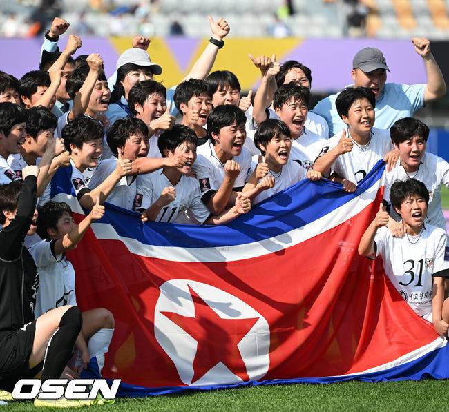 [OSEN=수원, 이대선 기자] 우승컵도, 100만 달러(약 15억 원) 우승 상금도 북한 내고향여자축구단 차지가 됐다. 논란 속 한국에서 열린 결승전에서 내고향은 일본 도쿄 베르디 벨레자를 꺾고 아시아 정상에 올랐다. 경기장 분위기 역시 마지막까지 씁쓸함을 남겼다.내고향은 23일 오후 수원종합운동장에서 열린 2025-2026 아시아축구연맹(AFC) 여자 챔피언스리그(AWCL) 결승전에서 도쿄 베르디를 1-0으로 꺾고 우승을 차지했다. 이날 공식 관중은 2670명이었다.경기 종료 후 내고향여자축구단 선수들이 우승의 기쁨을 만끽하고 있다. 2026.05.23 /sunday@osen.co.kr