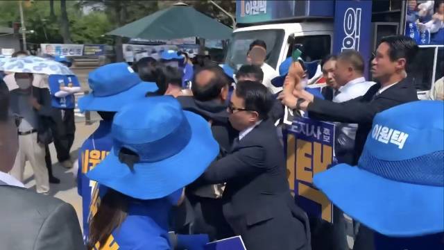 ▲ 25일 전북 전주시 전북대학교 옛 정문 앞에서 열린 더불어민주당 전북특별자치도당 집중유세 현장에서 정청래 총괄상임선대위원장 지원 유세 도중 반대 시위대와 경호 인력, 경찰 등이 뒤엉키며 충돌이 벌어지고 있다. ⓒ프레시안(양승수)