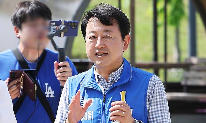 경기 평택을 국회의원 재선거에 출마한 더불어민주당 김용남 후보가 25일 경기도 평택시 오성면 평택농업생태원에서 관계자와 대화하고 있다. 연합뉴스