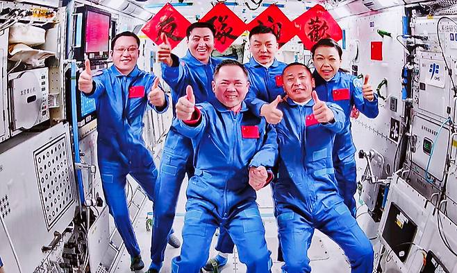 “임무 완수 이상무” 중국 유인 우주선 선저우 23호·21호 승무원 6명이 25일 톈궁 우주정거장에서 기념촬영을 하고 있다. 중국 유인우주공정판공실(CMSA)은 선저우 23호가 이날 톈궁 우주정거장에 도착했으며 승무원 인계 작업이 시작된다고 밝혔다. 뒷줄 오른쪽이 홍콩 출신으로 처음 중국 우주 임무에 참여한 리자잉 우주비행사다. 베이징 우주비행통제센터 제공, 신화연합뉴스