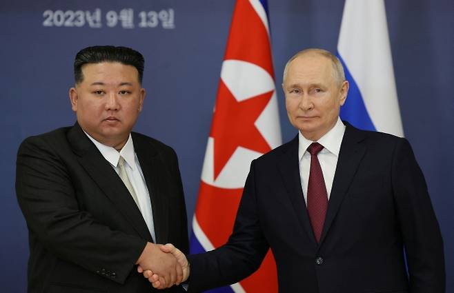 김정은 북한 국무위원장(왼쪽)과 블라디미르 푸틴 러시아 대통령이 2023년 9월 13일(현지시간) 러시아 아무르주 보스토치니 우주기지에서 회담을 열고 악수하고 있다. 2023.09.13. 연합뉴스