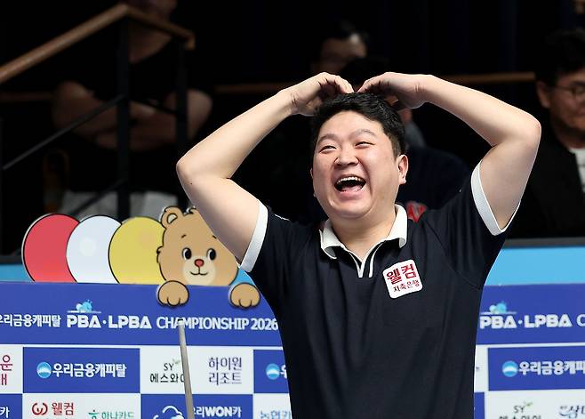 조건휘가 우승 직후 관중석에 있는 아내를 향해 하트 세리머니를 하고 있다. 사진 제공=PBA