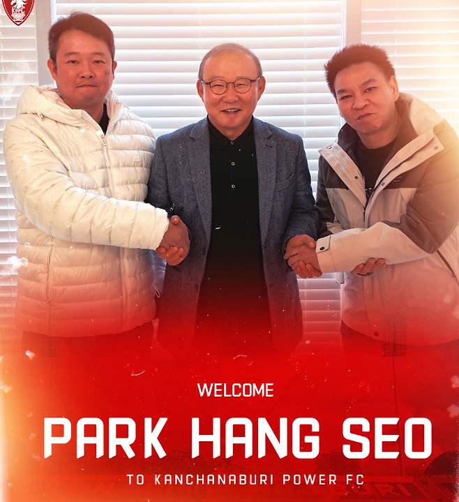 박항서 감독이 칸차나부리 파워 FC 감독직을 수락한 뒤 관계자들과 기념 사진을 찍고 있다.  칸차나부리 파워 FC 홈페이지