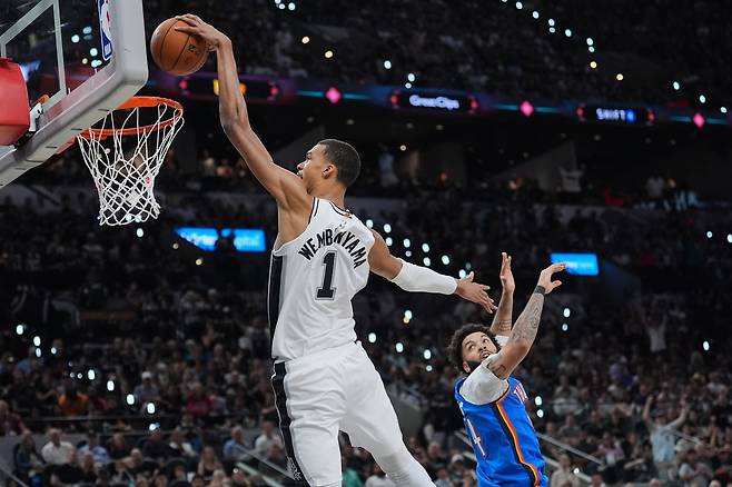 샌안토니오 웸반야마가 25일 NBA 서부 콘퍼런스 결승 4차전에서 오클라호마시티를 상대로 원핸드 덩크슛을 하고 있다. AP연합뉴스