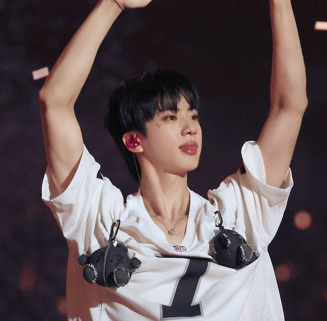 'WELCOME TO JIN CITY' 방탄소년단 진, 라스베이거스 공연도 '비주얼 킹'..탄탄 라이브 '귀 호강'