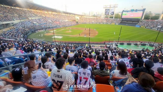 2026 신한 SOL KBO리그 LG 트윈스 대 NC 다이노스 경기가 1일 서울 잠실야구장에서 열렸다.  구장을 가득 메운 만원 관중이 응원을 하며 명승부를 관전하고 있다. /사진=김진경 대기자