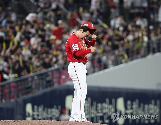 아쉬워하는 SSG 최민준 [연합뉴스 자료사진]
