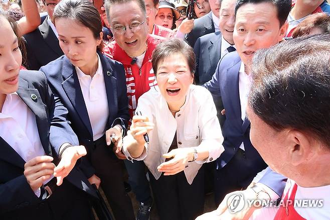 활짝 웃는 박근혜 전 대통령 (옥천=연합뉴스) 박건영 기자 = 박근혜 전 대통령이 25일 어머니인 고 육영수 여사의 충북 옥천 생가를 방문해 시민들과 인사를 나누고 있다. 2026.5.25 pu7@yna.co.kr