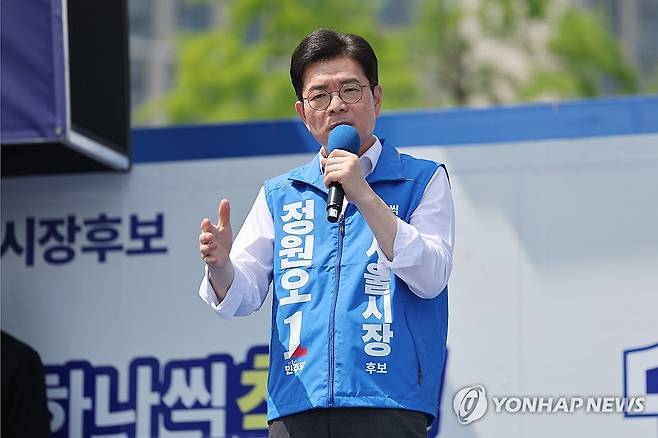 정원오 후보, 마곡나루역 앞 강서구 유세 (서울=연합뉴스) 서대연 기자 = 더불어민주당 정원오 서울시장 후보가 25일 서울 강서구 마곡나루역 앞에서 유세를 하고 있다. 2026.5.25 dwise@yna.co.kr