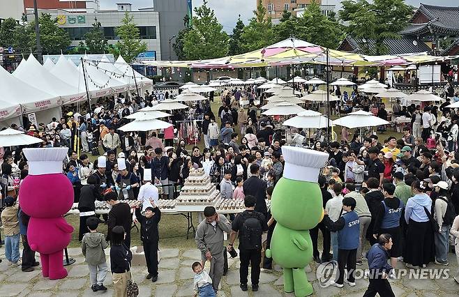 강릉 빵 페스타에 몰린 인파 (강릉=연합뉴스) 23일 강원 강릉지역 유명 베이커리를 한자리에서 만날 수 있는 대규모 빵 마켓 '2026 강릉 빵 터지는 강릉 빵 페스타'가 열리는 강릉대도호부관아에 많은 시민과 관광객이 몰려 성황을 이루고 있다.
     22∼25일 열리는 이번 축제에는 지역을 대표하는 베이커리 및 디저트 브랜드 43개 사와 음료 브랜드 18개 사 등 총 61개 업체가 참여한다. 2026.5.23 [강릉시 제공. 재판매 및 DB 금지] yoo21@yna.co.kr