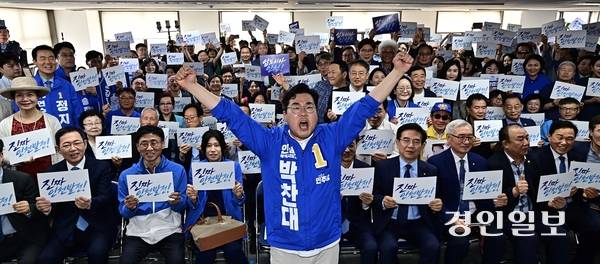 더불어민주당 박찬대 인천시장 후보가 16일 인천시 미추홀구 주안동에서 선거사무소 ‘당찬캠프’ 개소식을 열고 기념촬영하고 있다. 2026.5.16 /조재현기자 jhc@kyeongin.com