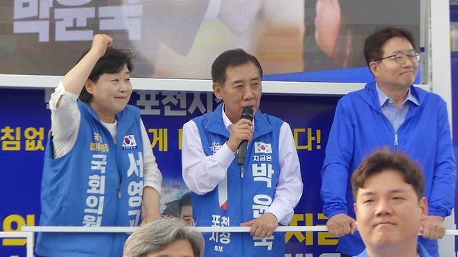 박윤국 민주당 포천시장 후보(가운데)와 서영교(왼쪽)·염태영 국회의원이 지난 25일 신읍5일장터에서 지지를 호소하고 있다. 사진=박윤국 후보 선거캠프