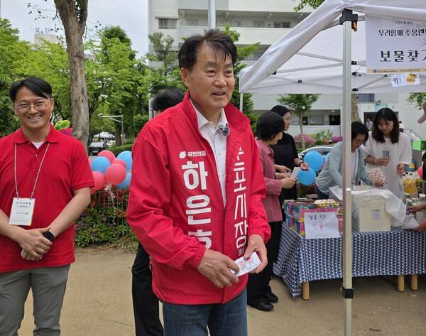 국민의힘 하은호 후보가 아파트 단지 행사장을 찾아 주민들게게 인사를 하고 있다.