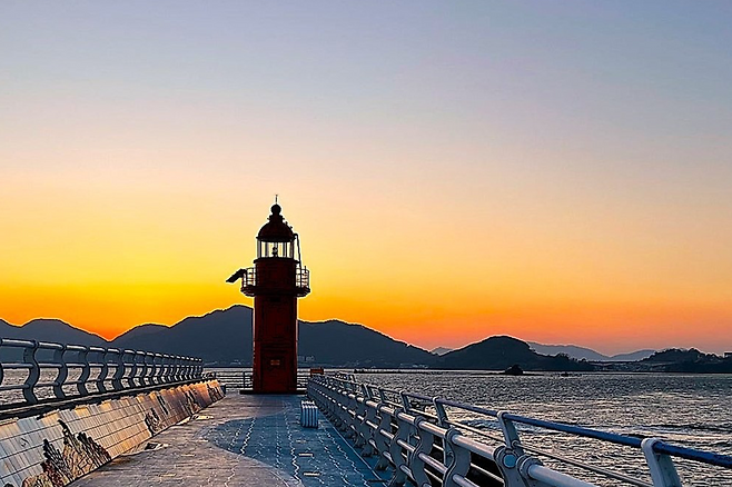 삼천포구항동방파제 등대 일몰 모습. 한국항로표지기술원