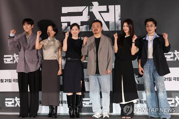 지난 20일 서울 용산구 CGV 용산아이파크몰에서 열린 영화 '군체' 언론시사회 및 기자간담회에서 연상호 감독과 배우들이 포즈를 취하고 있다. 연합뉴스