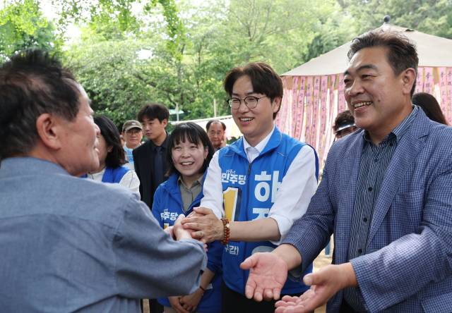 더불어민주당 하정우 부산북갑 국회의원 보궐선거 후보가 부처님 오신날인 지난 24일 오후 부산 북구 만덕사지를 찾아 시민들과 인사를 나누고 있다. 이재찬 기자 chan@