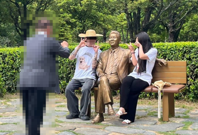 고 노무현 전 대통령 17주기 추도식이 열린 지난 23일 봉하마을 기념관에 극우 성향 온라인 커뮤니티 일베 이용자로 추정되는 방문객이 찾아와 일베를 상징하는 손가락 모양을 취하는 등 고인을 모독하는 행동을 하고 사진까지 찍고 갔다는 주장이 나왔다. [사진=조수진 변호사 페이스북]