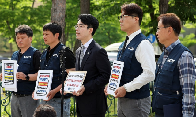 26일 오전 경기 수원시 수원지법 청사 앞에서 삼성전자 디바이스경험(DX) 부문 직원들이 주축이 된 삼성전자 노동조합 동행(동행노조) 집행부가 삼성전자 노사 임금협상 잠정합의안 찬반 투표 중지 등 가처분 신청서를 제출하기 전 취재진의 질문에 답하고 있다. [사진=연합뉴스]